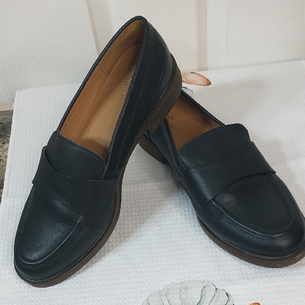 Crown Vintage "Lornita" Elegant Black Leather Loafers Ladies Size 9.5. EUC